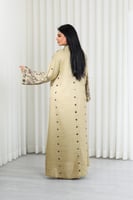 جلابية قماش بطول يصل للكاحل وياقة صغيرة مفتوحة على...