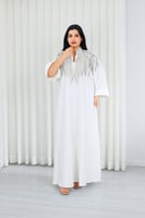 جلابية قماش بطول يصل للكاحل مزينة بتطريزات طولية ع...