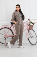 ترنج طبي بنطال مع تيشيرت فضفاض بطبعة كتابة