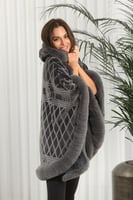 شال شتوي فرو مزخرف بشكل هندسي مع قبعة