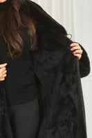 فروة شتوية طويلة مبطنة بالفرو من الداخل ومزودة بيا...