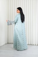 جلابية قماش بطول يصل للكاحل وياقة صغيرة مفتوحة على...