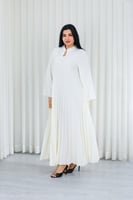 جلابية قماش بطول يصل للكاحل بياقة قصيرة مزينة بالت...