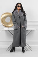 فروة شتوية طويلة مبطنة بالفرو من الداخل مزودة بفرو...