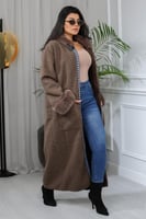 فروة شتوية طويلة مطرزة على الأطراف مزودة بجيب وفرو...