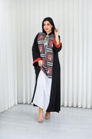 جلابية قماش بطول يصل للكاحل وياقة صغيرة مفتوحة على...