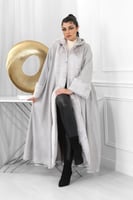 فروة شتوية مبطنة مع فرو على الأطراف