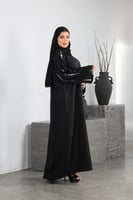 عباية كريب الفاخر تطريز في الأكمام أبيض مع كحلي