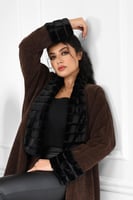 فروة شتوية طويلة بياقة وأكمام فروية