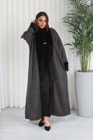 فروة شتوية طويلة مبطنة بالفرو من الداخل ومزودة بفر...