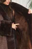 فروة شتوية طويلة مبطنة بالفرو من الداخل مزودة بقبع...