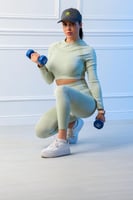 طقم رياضي نسائي مكون من توب قصير بأكمام طويلة وياق...