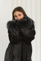 فروة شتوية طويلة مبطنة بالفرو من الداخل ومزودة بيا...