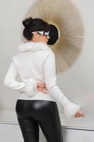 بلوزة نسائية صوف أكمام طويلة بياقه مزين بإضافة ريش