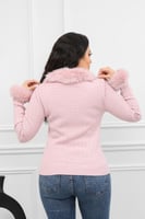 بلوزة صوف أكمام طويلة بياقه مزين بإضافة ريش