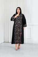 جلابية قماش بطول يصل للكاحل بياقة قصيرة مطرزة بالو...