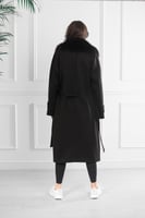 معطف شتوي فرو طويل يصل لمنتصف الساق مزود بفرو على...