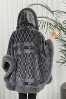 شال شتوي فرو مزخرف بشكل هندسي مع قبعة