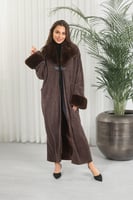 فروة شتوية طويلة مبطنة بالفرو من الداخل ومزودة بيا...