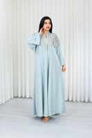 جلابية قماش بطول يصل للكاحل مزينة بتطريزات طولية ع...