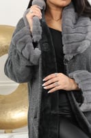 فروة شتوية طويلة مبطنة بالفرو من الداخل مزودة بفرو...