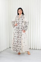 جلابية قماش بطول يصل للكاحل وياقة صغيرة مفتوحة على...