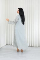 جلابية قماش بطول يصل للكاحل وياقة صغيرة مفتوحة على...