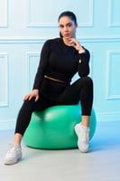 طقم رياضي نسائي مكون من توب قصير بأكمام طويلة وياق...