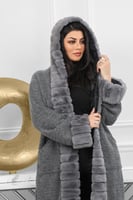 فروة شتوية طويلة مبطنة بالفرو من الداخل مزودة بفرو...