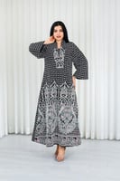 جلابية قماش بطول يصل للكاحل بياقة V وتطريز طاووس م...