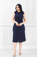 فستان كاجوال بتفاصيل مخرَّمة وياقة مغلقة بلا أكمام