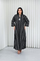 جلابية قماش بطول يصل للكاحل fأكمام واسعة وياقة صغي...