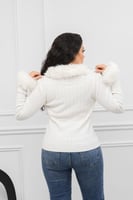 بلوزة صوف أكمام طويلة بياقه مزين بإضافة ريش