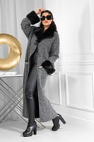 فروة شتوية طويلة مزودة بجيب مطرزة وفرو على الياقة...