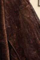 فروة شتوية طويلة مزودة بجيب مطرزة وفرو على الياقة...