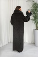 فروة شتوية طويلة مبطنة بالفرو من الداخل ومزودة بيا...