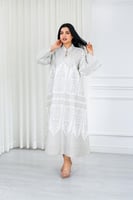 جلابية قماش بطول يصل للكاحل بياقة قصيرة مطرزة