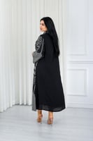 جلابية قماش بطول يصل للكاحل بياقة قصيرة مطرزة