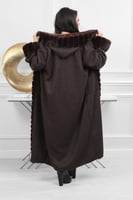 فروة شتوية طويلة مبطنة بالفرو من الداخل مزودة بفرو...