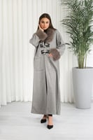 فروة شتوية طويلة مزودة بياقة وأطراف أكمام فرو بأزر...