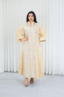 جلابية قماش بطول يصل للكاحل بأكمام واسعة متوسطة ال...