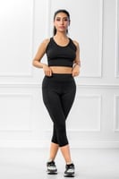 طقم رياضي نسائي ساده حفر وبنطال بطول يصل لمنتصف ال...