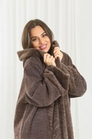 فروة شتوية مبطنة مع فرو على الأطراف وقبعة