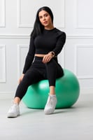 طقم رياضي نسائي مكون من توب قصير بأكمام طويلة وياق...