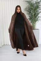 فروة شتوية طويلة مبطنة بالفرو من الداخل ومزودة بفر...