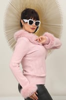 بلوزة نسائية صوف أكمام طويلة بياقه مزين بإضافة ريش