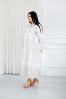 جلابية قماش بطول يصل للكاحل بياقة قصيرة مطرزة