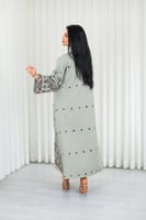 جلابية قماش بطول يصل للكاحل وياقة صغيرة مفتوحة على...