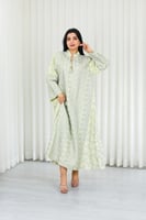 جلابية قماش بطول يصل للكاحل بياقة صغيرة وتطريز أني...