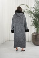 فروة شتوية طويلة مبطنة بالفرو من الداخل مزودة بفرو...